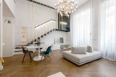 Ispirazione per un grande soggiorno moderno con pareti bianche, pavimento in legno massello medio e pavimento marrone