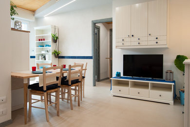 Foto di un soggiorno stile marinaro di medie dimensioni e aperto con pareti bianche, pavimento in gres porcellanato e pavimento beige