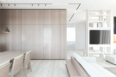 Idee per un grande soggiorno minimal aperto con libreria, pareti beige, pavimento in travertino, TV a parete e pavimento beige