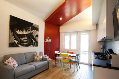 Foto di un piccolo soggiorno moderno chiuso con pareti multicolore, parquet chiaro e TV a parete