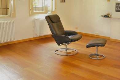 Idee per un soggiorno moderno con pavimento in legno massello medio
