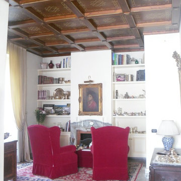 soggiorno con pavimento in marmo con camino e soffitto cassettonato in legno