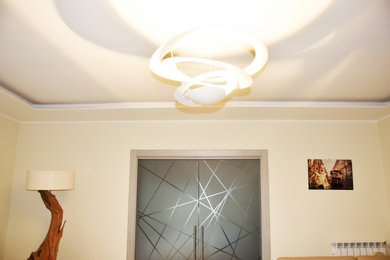Diseño de salón abierto minimalista de tamaño medio con paredes beige, suelo de baldosas de porcelana y suelo gris