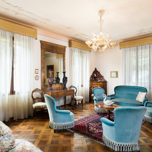 Foto di un soggiorno tradizionale aperto con pareti rosa, parquet scuro, nessun camino e nessuna TV