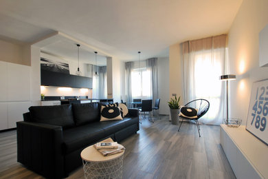 Idee per un ampio soggiorno contemporaneo aperto con pareti bianche, pavimento in gres porcellanato e pavimento grigio