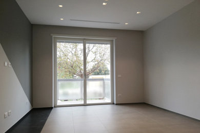 Foto di un soggiorno contemporaneo di medie dimensioni e aperto con sala formale, pareti multicolore, pavimento in gres porcellanato e pavimento multicolore