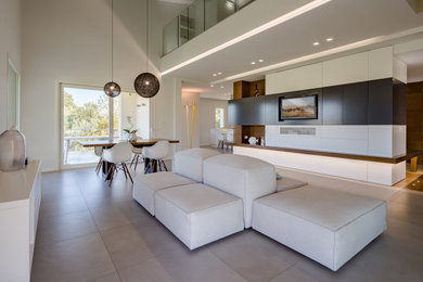 Esempio di un ampio soggiorno minimal stile loft con pareti bianche, pavimento grigio e travi a vista