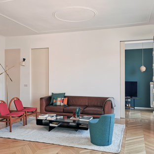 Idee per un soggiorno minimal con pareti bianche, parquet chiaro e pavimento beige