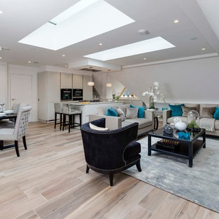 Idee per un soggiorno classico aperto con pareti bianche, sala formale, parquet chiaro e pavimento beige
