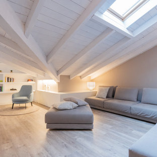 Foto di un soggiorno design di medie dimensioni e aperto con libreria, pavimento in laminato, pavimento marrone, pareti grigie, travi a vista, soffitto in perlinato e soffitto a volta