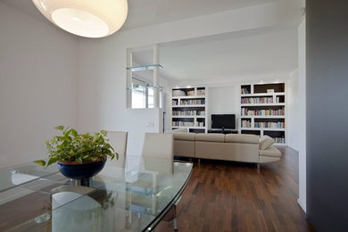 Ispirazione per un grande soggiorno contemporaneo aperto con libreria, pareti bianche, parquet scuro e parete attrezzata
