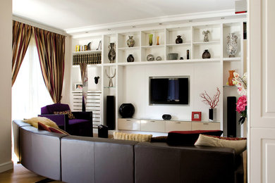 Modernes Wohnzimmer mit weißer Wandfarbe und TV-Wand in Neapel