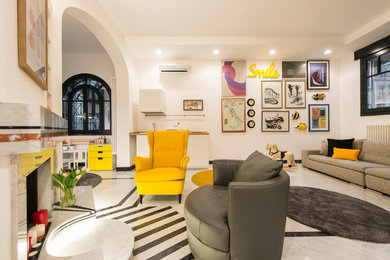 Ispirazione per un grande soggiorno eclettico aperto con angolo bar, pavimento in marmo, camino classico e cornice del camino in pietra