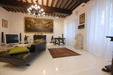 Modelo de salón cerrado de estilo de casa de campo grande con paredes blancas, suelo de mármol, televisor independiente y suelo blanco