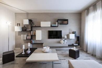 Ispirazione per un ampio soggiorno minimal aperto con pareti beige, pavimento in marmo, pavimento beige e TV a parete