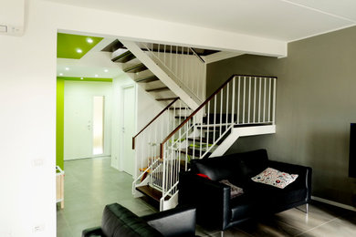 Immagine di un soggiorno contemporaneo di medie dimensioni e aperto con pavimento in gres porcellanato e pavimento grigio