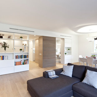 Idee per un grande soggiorno contemporaneo aperto con libreria, pareti beige, parquet chiaro, nessun camino, TV a parete e pavimento beige