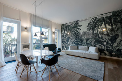 Esempio di un grande soggiorno minimalista aperto con pavimento in legno massello medio e pavimento marrone