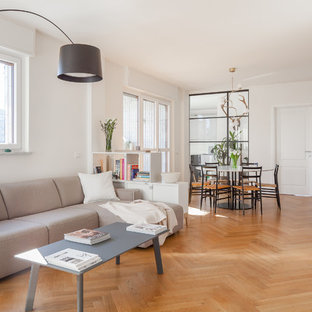 Idee per un soggiorno scandinavo aperto con pareti bianche, pavimento in legno massello medio, TV autoportante e pavimento marrone