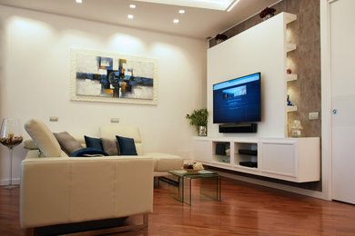Foto di un soggiorno minimalista con pareti bianche, parquet scuro, TV a parete e pavimento marrone