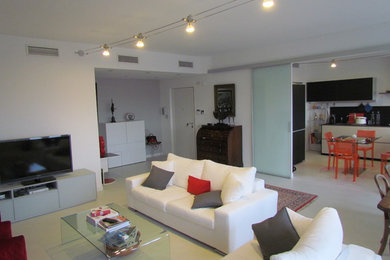 Ispirazione per un soggiorno design con sala formale, pareti bianche, parete attrezzata e pavimento bianco