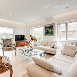 Immagine di un ampio soggiorno contemporaneo aperto con pareti bianche, parquet chiaro, cornice del camino in intonaco, pavimento beige e TV autoportante