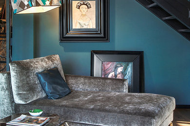 На фото: гостиная комната в современном стиле с синими стенами с