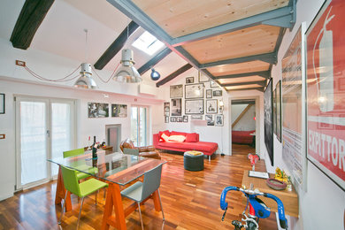 Immagine di un soggiorno minimal aperto con pareti bianche, pavimento in legno massello medio e pavimento marrone
