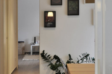 На фото: гостиная комната в стиле модернизм с