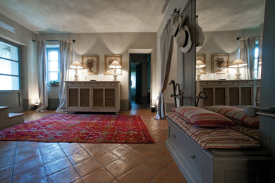 Modelo de salón cerrado de estilo de casa de campo de tamaño medio con paredes beige