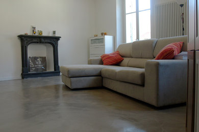 Esempio di un soggiorno minimalista con camino classico e cornice del camino in pietra