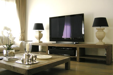 Idée de décoration pour une salle de séjour minimaliste avec un téléviseur encastré.