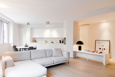Ispirazione per un ampio soggiorno minimal aperto con pareti bianche, parquet chiaro e parete attrezzata