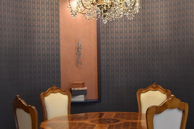 Ispirazione per una grande sala da pranzo classica con pareti blu, pavimento in gres porcellanato e pavimento beige