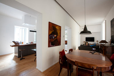 Idee per un grande soggiorno contemporaneo stile loft con pareti bianche, parquet chiaro e TV a parete