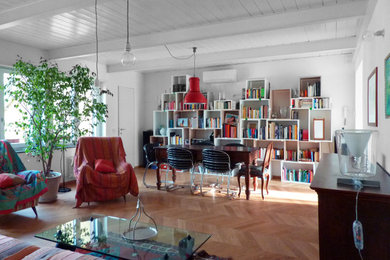 Aménagement d'un salon éclectique de taille moyenne avec un mur blanc, parquet clair et un sol beige.