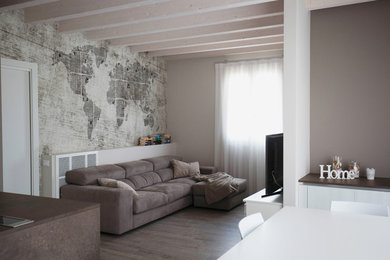 Foto di un soggiorno design di medie dimensioni con pavimento in gres porcellanato e TV a parete