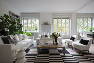 Immagine di un grande soggiorno design con pareti bianche, pavimento in legno verniciato e pavimento bianco