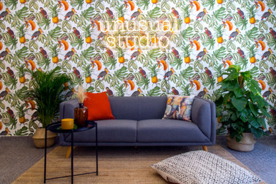 Esempio di un soggiorno stile loft con pareti multicolore e pavimento grigio