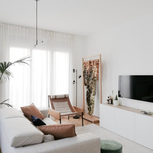 Foto di un soggiorno minimal aperto con TV a parete, pareti bianche, pavimento in legno massello medio e pavimento marrone
