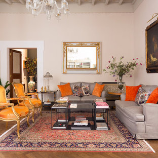 Idee per un soggiorno classico con sala formale, pareti beige, parquet scuro e pavimento marrone