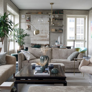 Ispirazione per un soggiorno design aperto con pareti grigie, parquet scuro, pavimento marrone e carta da parati