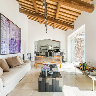 Idee per un soggiorno mediterraneo con pareti bianche, nessun camino, nessuna TV, pavimento beige, travi a vista, soffitto a volta e soffitto in legno