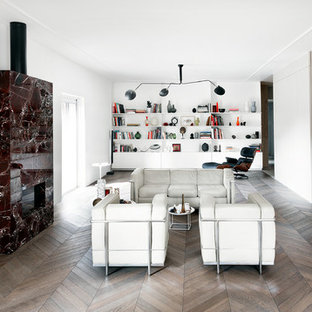 Foto di un soggiorno moderno aperto con pareti bianche, parquet scuro, camino lineare Ribbon, cornice del camino in pietra e pavimento marrone