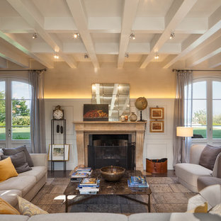 Immagine di un soggiorno contemporaneo aperto con camino classico, pareti beige, parquet scuro e pavimento marrone