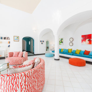 Esempio di un grande soggiorno mediterraneo aperto con sala formale, pareti bianche, pavimento in gres porcellanato, pavimento bianco e soffitto a volta