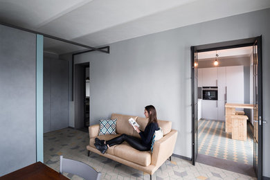 Esempio di un piccolo soggiorno moderno con pareti grigie, pavimento in gres porcellanato e pavimento multicolore