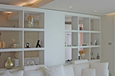 Foto di un grande soggiorno minimalista aperto con libreria, pareti bianche, parquet chiaro, camino ad angolo, cornice del camino in metallo e parete attrezzata