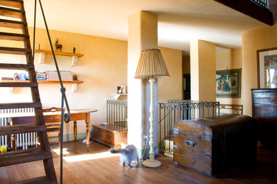 Foto di un soggiorno country di medie dimensioni e aperto con pareti beige e pavimento in legno massello medio