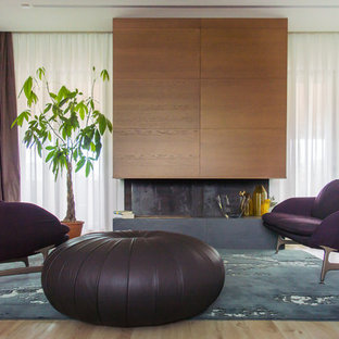 Esempio di un soggiorno minimal aperto e di medie dimensioni con pareti marroni, pareti bianche, parquet chiaro e cornice del camino in legno
